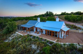 Hello Walls Luxury with views plus hot tub